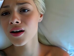 Elsa Jean's puppenartige Muschi wird mit einem massiven Creampie