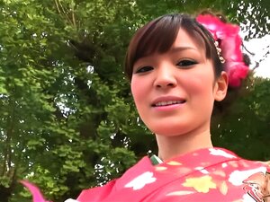 Kimono Lady Yuria Tominaga geht spazieren und denkt an dreckigen Sex