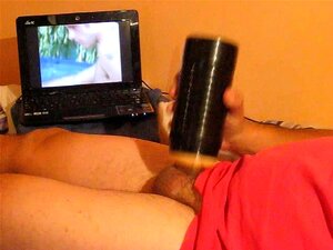Masturbieren mit einem Sexspielzeug im Bett