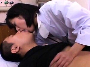 Himokas lääkäri Shinobu saa potilaansa ja kasvohoitonsa panemaan