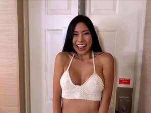 Asiatische MILF-Süße mit perfektem Bodycasting. Asiatische MILF