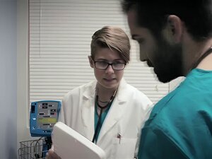 Perverse dokter geeft zijn cutie patiënt een sponsbad voordat hij