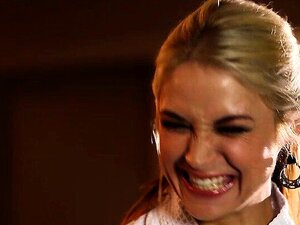 Riesentitten-Blondine Sarah bekommt eine Creampie