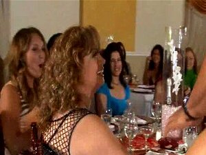 07 Milfs nehmen Ladungen ins Gesicht auf einer geheimen Sexparty 13