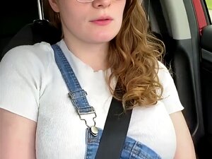 Нервозна сеоска девојка додирује се у