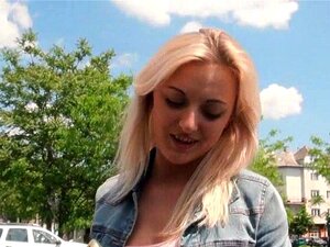 Wunderschöne nicht-professionelle, goldhaarige, volljährige