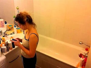 Toiletten-Voyeur spioniert eine hübsche Süße mit einem fabelhaften