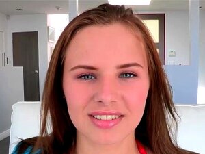 Unschuldig aussehende Süße Anna Lynn will von einem großen Schwanz