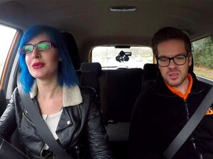 Tätowierte, vollbusige Fahrschülerin bekommt Analsex. Tätowierter,