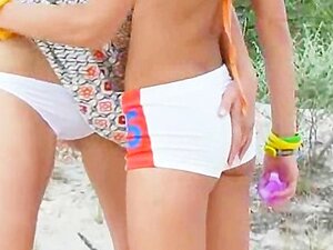 Russische Süße dildieren am Strand