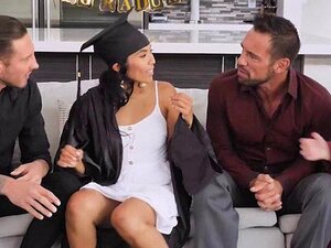 Jada und Danni Orgie mit ihren Stiefvätern endet mit einem heißen