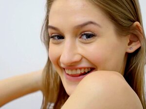 Europäische süße Stiefschwester ist nicht so unschuldig, wie sie