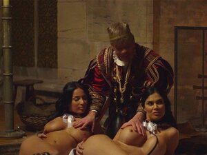 Kolmen kimppa beibien Anissan ja Jasminen kanssa, jotka ovat hyvin