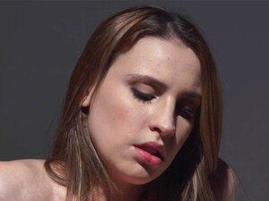 Kinky Schlampe zerrt an Sperma. Kinky Schlampe zieht an den Füßen,