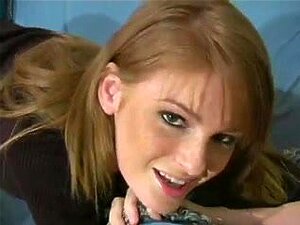 Heiße Braut trägt Nylonstrümpfe während sie jillt. Süße Tussi