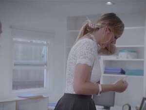 Sexuell belästigte, großbusige Blondine Brett Rossi. Brett Rossi ist