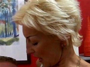 Heißer Junge wird von einer dreckigen reifen Frau für etwas Sexspaß