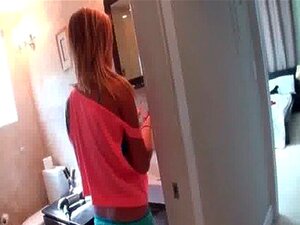 Het blond sötnosbrud blir kåt och visar upp sig