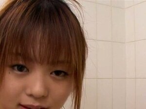 Slender ster noriko. Peitos de vadia fofa sendo beliscados, chupados e