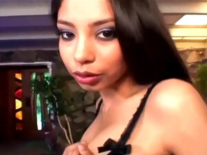 Petite Brünette Sex in kniehohen Netzstrümpfen