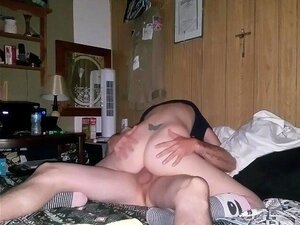 Amatörfru får rida hans kuk för ett snabbt knull innan sängdags