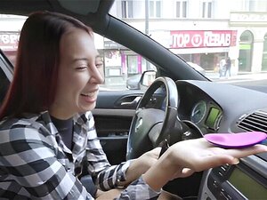 Paula Shy bekommt ein Geschenk von ihrem Mann. Es ist ein Vibrator,