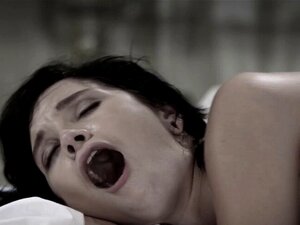 Halsfetisch-Süße. Halsfetisch-Süsse wird von einem großen Schwanz