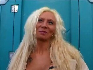 Heiße blonde Euro-MILF Melissa fickt in Stiefeln