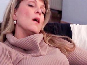 Blonde reife Frau masturbiert ihre heiße Fotze