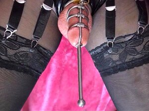 Transvestite Dominatrix testet neues Spielzeug