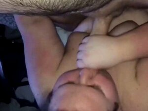 Fette Süße mag es hart. Die atemberaubende große Schlampe nimmt