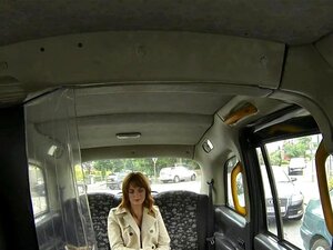 Rothaarige britische Taxi-Babe reitet auf dem Schwanz eines Cabbies