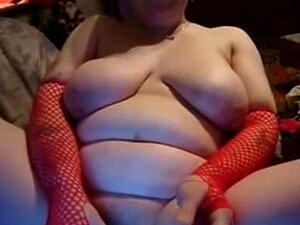 Knubbig brud leker med sin fitta och suger kuk