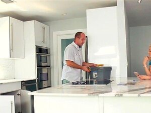 FamilyStrokes - Primos adotivos fodem enquanto o tio trabalha