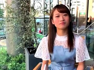 Hübsche japanische Süße bekommt ihre behaarte Spalte vibriert und