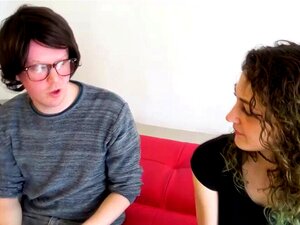 Niedliche britische Tussi lutscht Nerds Schwanz. Nerd verführt eine