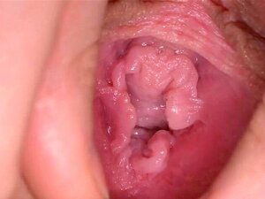 Verrückte tschechische Süße spreizt ihre enge Muschi bis zum Spezi.