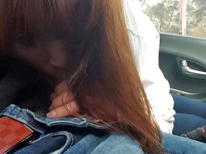 Koreanisches Paar bläst im Auto