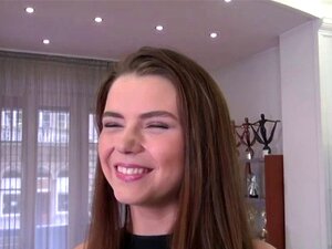 Italienischer Hengst-Regisseur Rocco fickt Marina in POV.