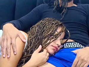 Mein Stiefvater bringt mich dazu, seinen Schwanz zu lutschen, während