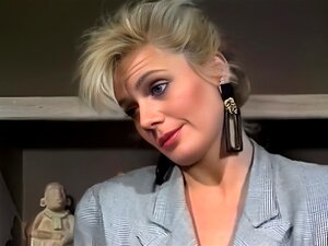 Edle blondine nackt und reitet auf dem schwanz