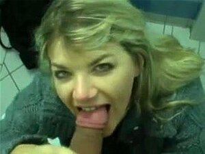 Big Boobed Blowjob-Service In Bädern bekommt eine goldhaarige