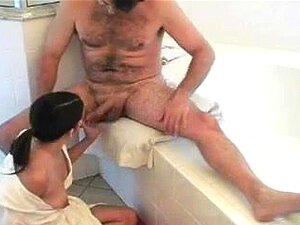 MILF latina viene scopata da pazzi in bagno, una MILF latina dai