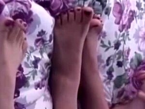 Amatöörilesbot nuolevat pillua fff-kolmenkimppassa