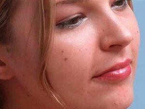 Süße zeigt ihre kleinen Titten