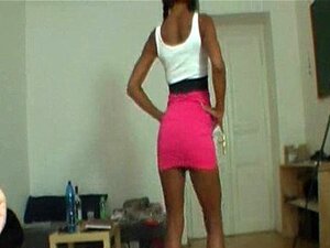 Une chaude ébène fait du lapdance avec une branlette et une