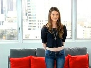 18-jährige Studentin entlädt ihren ersten xxx-Film