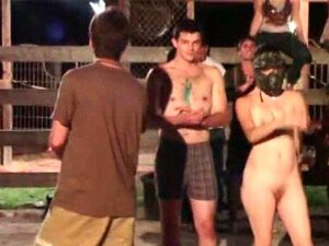 Bellezze del college che partecipano a una maratona di sesso hardcore