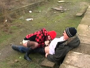 Opa Fetisch cutie lutscht Schwanz und wird gefickt
