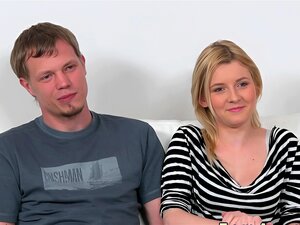 Sexy blonde Agentin interviewt sexy Amateurpaare in ihrem Büro und